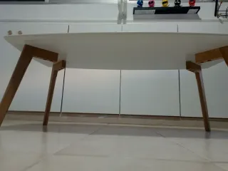 Mesa de comedor blanca y madera