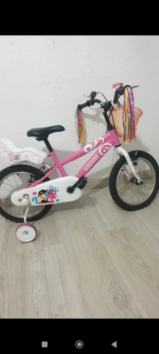Bicicleta infantil rosa con ruedines