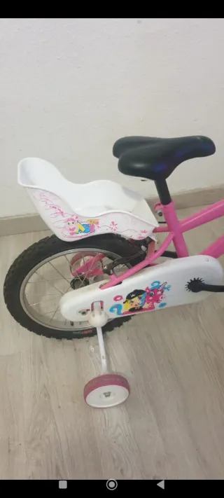 Bicicleta infantil rosa con ruedines