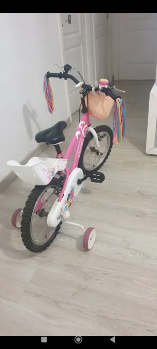 Bicicleta infantil rosa con ruedines