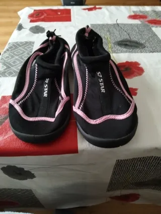 Escarpines negros con detalles rosas talla 39