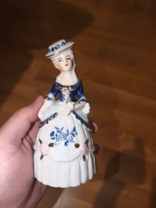 Figura porcelana dama antigua azul y blanca