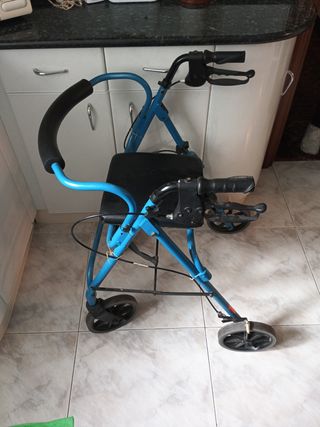 Andador azul con asiento y ruedas