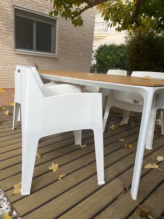 Mesa y sillas de jardín símil madera y metal.