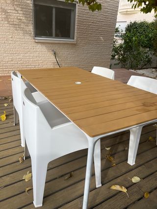 Mesa y sillas de jardín símil madera y metal.