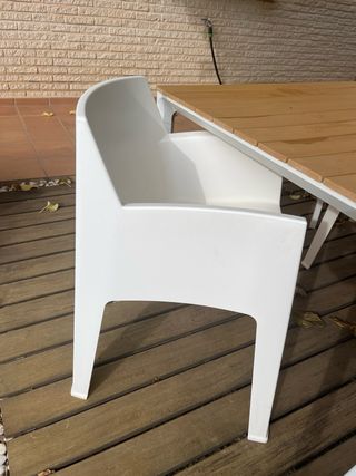 Mesa y sillas de jardín símil madera y metal.