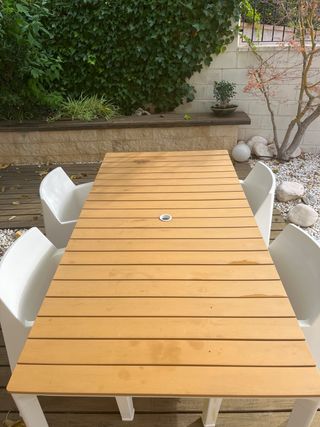 Mesa y sillas de jardín símil madera y metal.