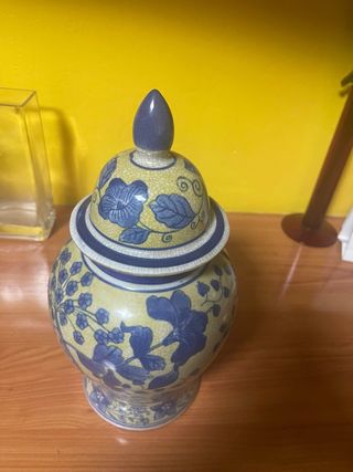 Jarrón de cerámica azul y amarillo