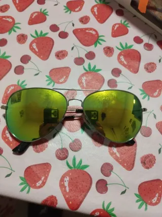 Gafas de sol Ray-Ban plateadas y amarillas 