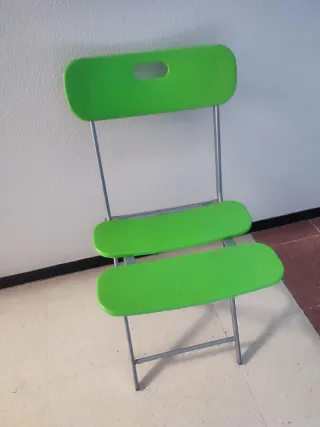 Silla plegable verde y plateada