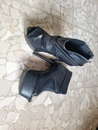 Botines tacón negros y dorados