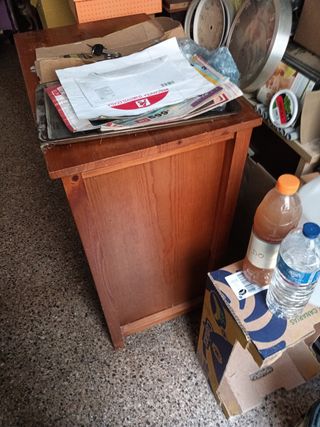 Cómoda de madera con cajones de mimbre.