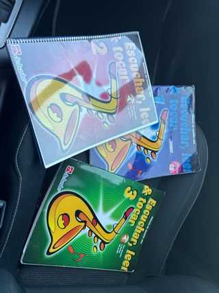 Escuchar, leer y tocar el saxofón 