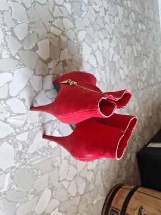 Botines de tacón rojos