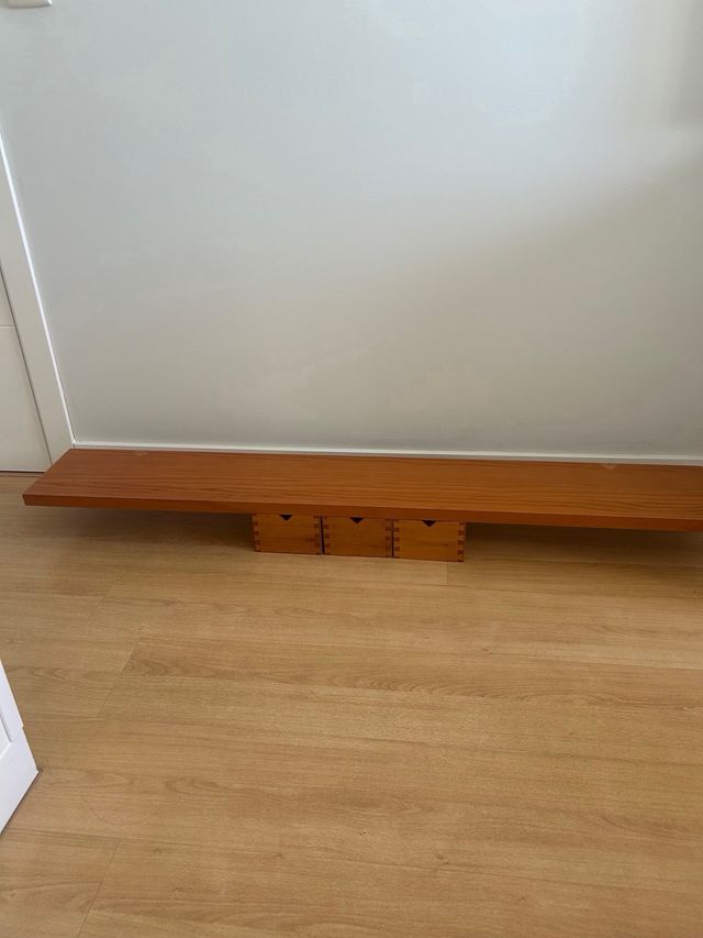 Estante de pared de madera con 3 cajones