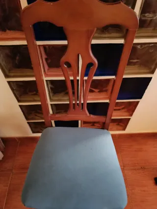 Silla de madera con cojín azul