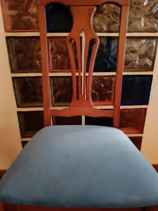 Silla de madera con cojín azul