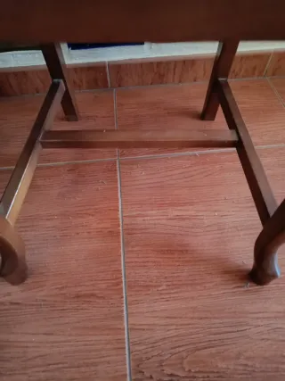 Silla de madera con cojín azul