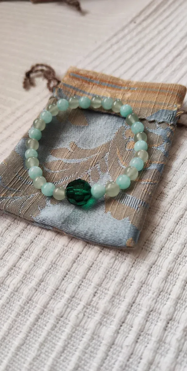 Pulsera elástica con cuenta verde