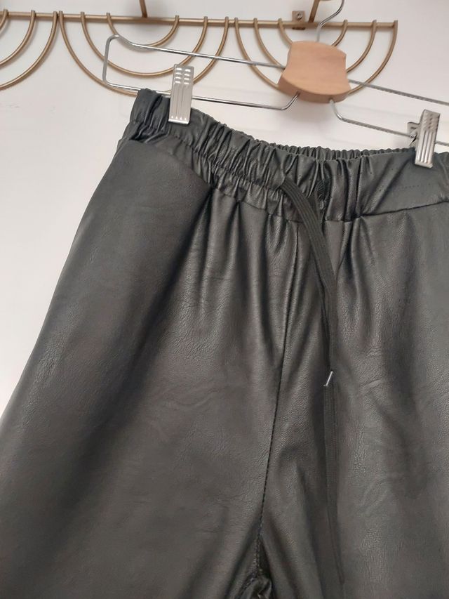 Pantaloni effetto pelle
