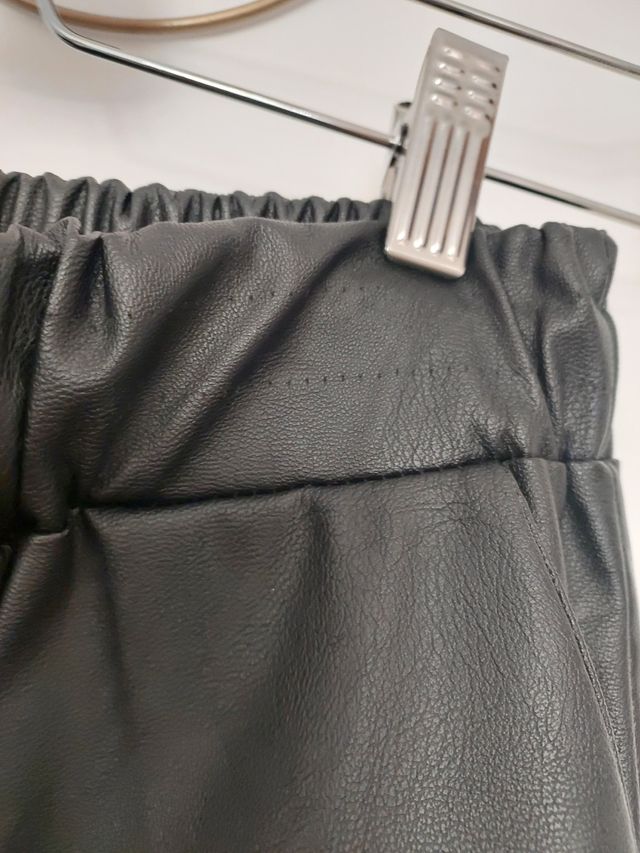 Pantaloni effetto pelle