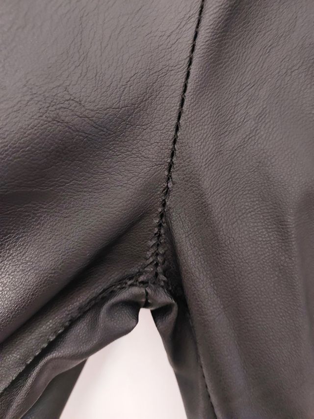 Pantaloni effetto pelle