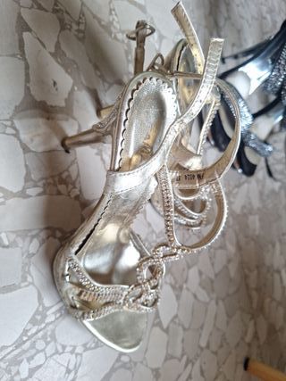 Sandalias de tacón con pedrería