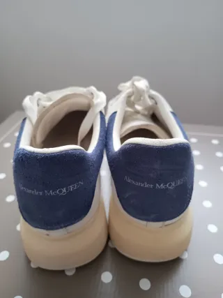 Sneakers bianche e blu Alexander McQueen