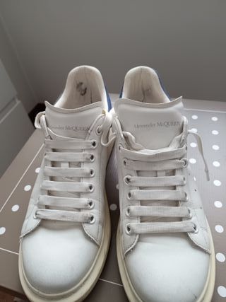 Sneakers bianche e blu Alexander McQueen