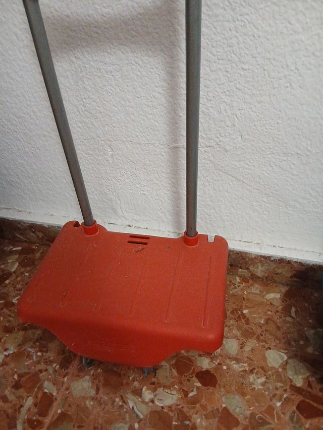 Carrito de transporte rojo y azul