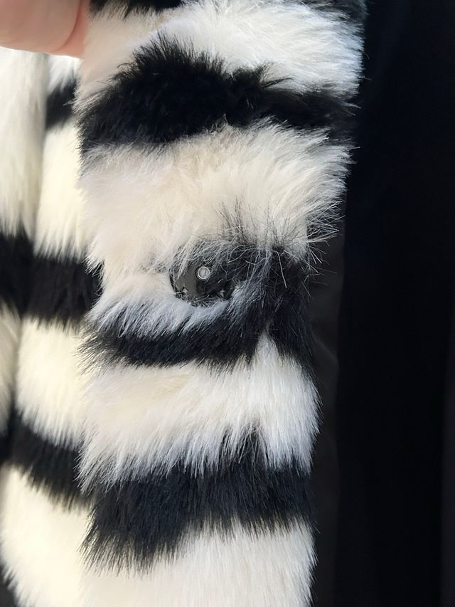 Abrigo pelo largo cebra blanco y negro