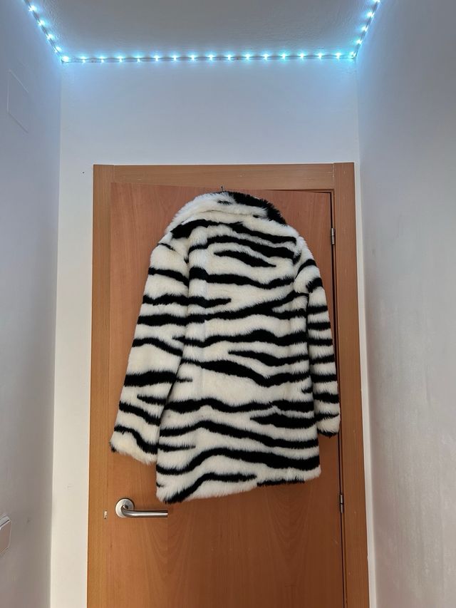 Abrigo pelo largo cebra blanco y negro