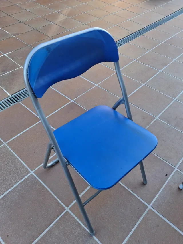 Sillas plegables azules y plateadas