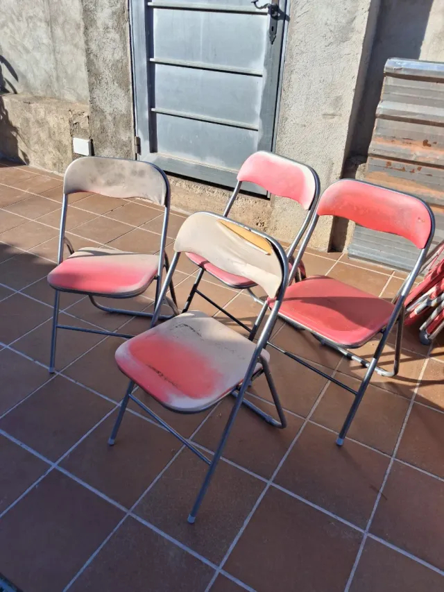 Sillas plegables azules y plateadas