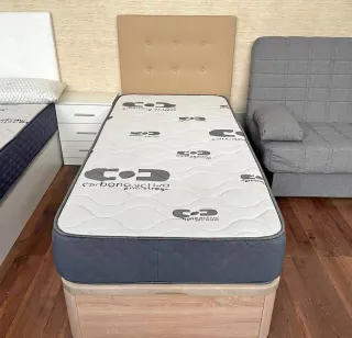 Cama individual con base tapizada