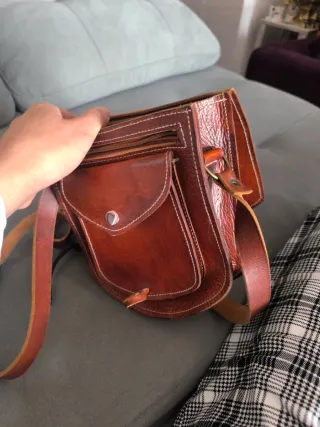Bolso riñonera de piel marrón artesanal 
