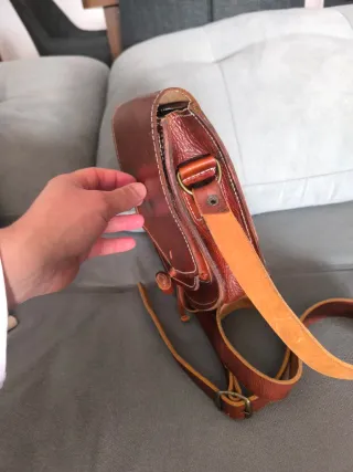 Bolso riñonera de piel marrón artesanal 