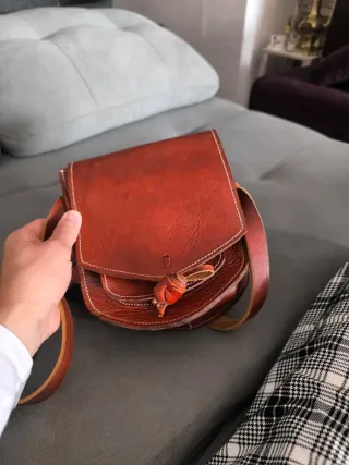 Bolso riñonera de piel marrón artesanal 