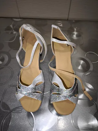 Zapatos plateados de fiesta a estrenar 