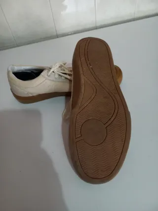 Zapatillas de cordones beige y marrón