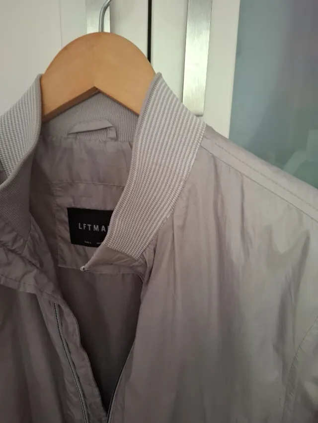 Cazadora impermeable gris