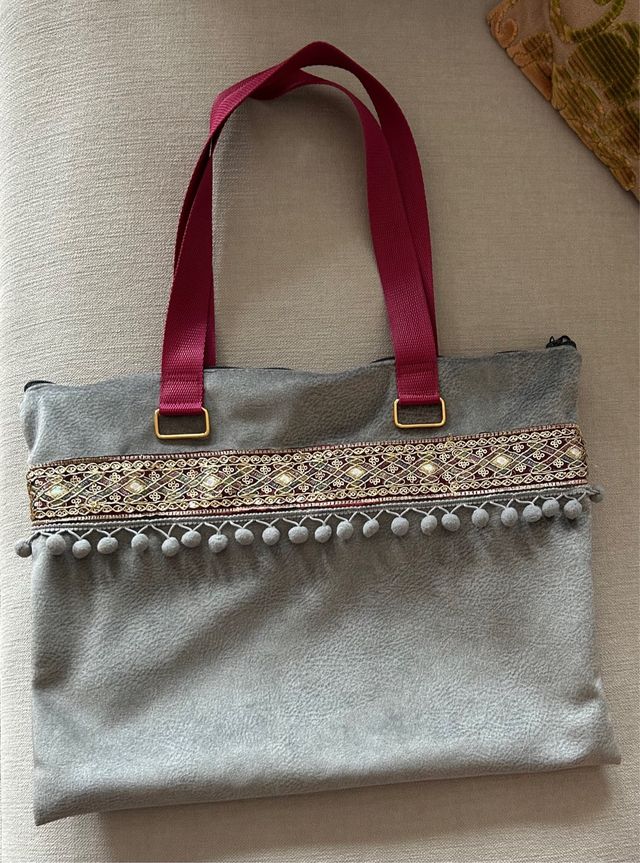 Bolso de tela gris con detalles rojos