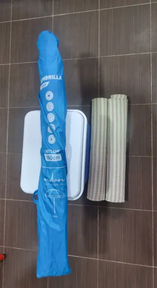 Nevera, sombrilla y esterillas de playa