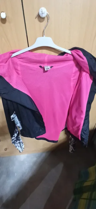 Cortavientos Domyos Negro y Rosa con capucha. 