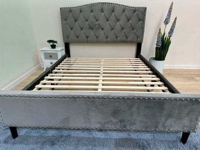 Cama gris 135x190cm con cabecero tapizado