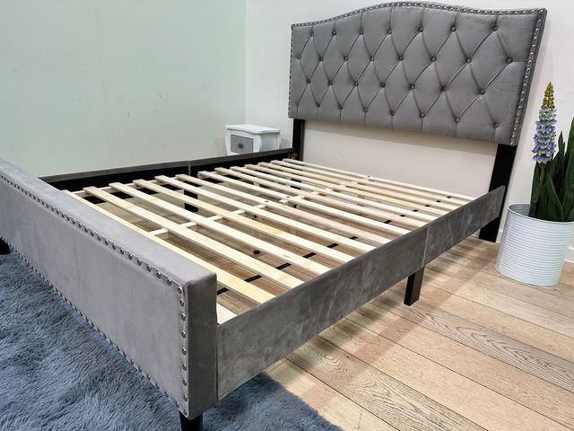 Cama gris 135x190cm con cabecero tapizado