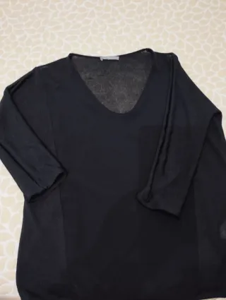 Blusa negra con transparencias