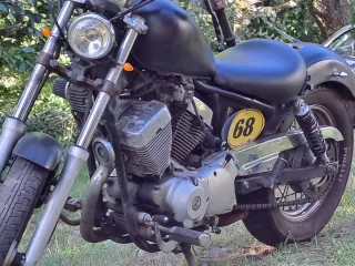 Moto Yamaha XV 125/250 Negra