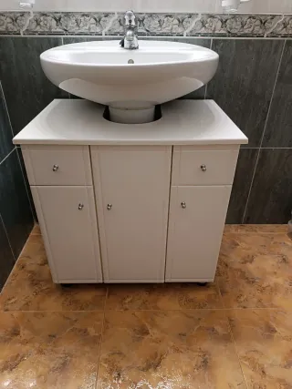 Mueble de baño blanco con lavabo