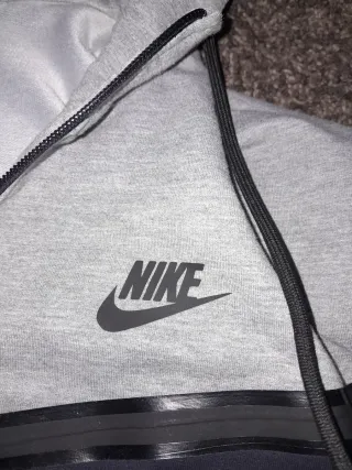 Chaqueta Nike Tech Fleece Negra y Gris